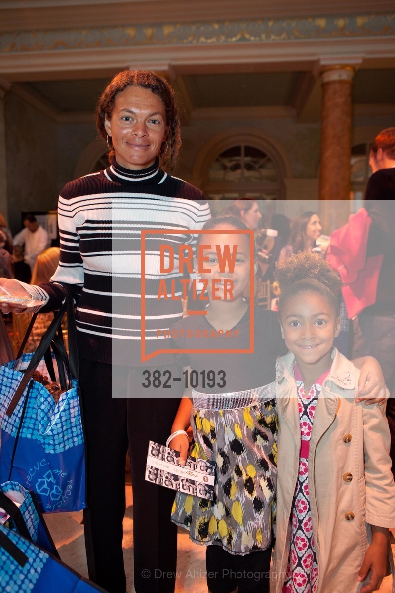 Zena Evans, Elise Evans, Adrienne Evans, Gordon and Ann Getty Host the ANNUAL SNUGGLY SOIREE Benefiting the Glogau Teddy Bear Rescue Fund at UCSF Benioff Childrens Hospital, US, March 25th, 2011, Photo #382-10193 Zena Evans, Elise Evans, Adrienne Evans, Photo #382-10193