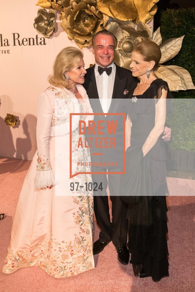 Dede Wilsey, Boaz Mazor, Annette De la Renta, Oscar de la Renta Benefit Gala, de Young Museum. 50 Hagiwara Tea Garden Drive, Photo #97-1024 Dede Wilsey, Boaz Mazor, Annette De la Renta, Photo #97-1024
