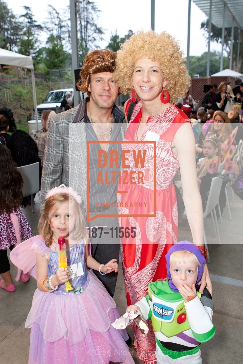 Anthony Falzone, Jennifer Frazier, (children) Lucy Falzone, "SuperNatural Masquerade" at the California Academy of Sciences, US, October 23rd, 2010, Photo #187-11565 Anthony Falzone, Jennifer Frazier, (children) Lucy Falzone, Photo #187-11565