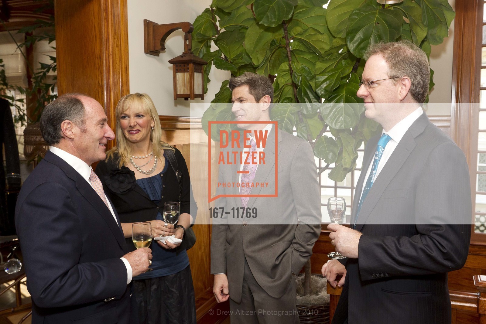 John Goldman, Katie Nicely, Michael Tilson Thomas and Joshua Robison host a Pre-Gala soiree at their home, US, June 16th, 2010, Photo #167-11769 John Goldman, Katie Nicely, Photo #167-11769