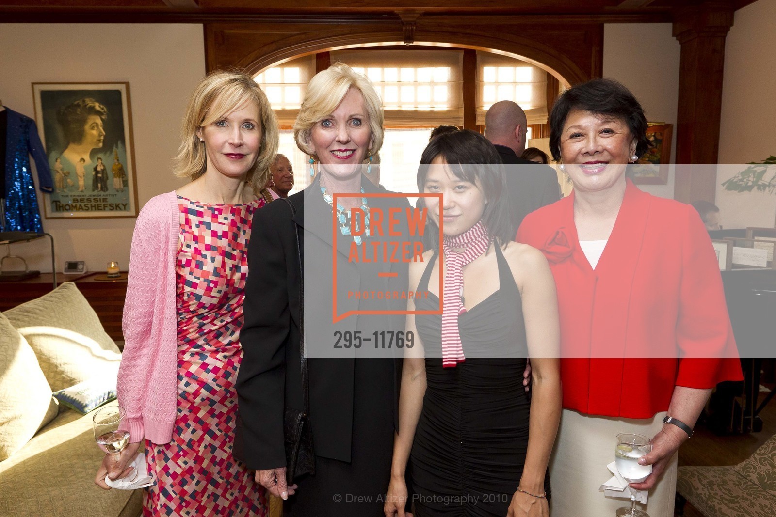 Julie Ambrose, Patricia Sprincin, Yuja Wang, Margaret Liu Collins, Michael Tilson Thomas and Joshua Robison host a Pre-Gala soiree at their home, US, June 16th, 2010, Photo #295-11769 Julie Ambrose, Patricia Sprincin, Yuja Wang, Margaret Liu Collins, Photo #295-11769