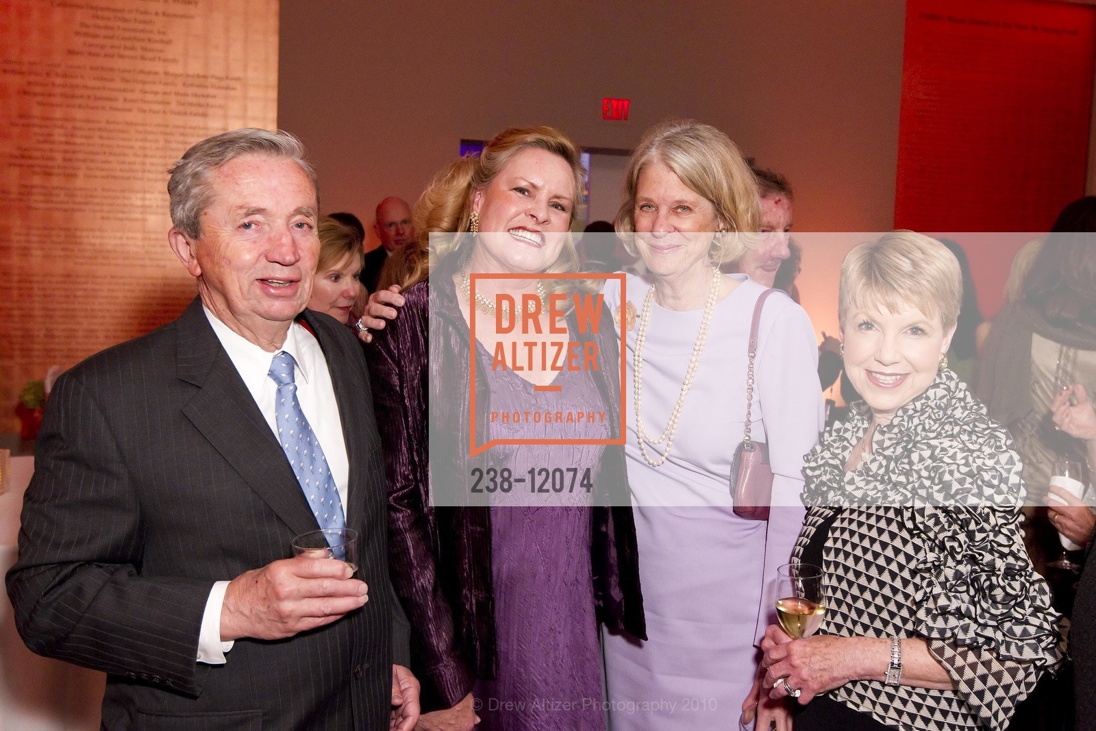 Paul Woollomes, Louisa Heer, Martha Brigham, Martha Woollomes, BOUQUETS TO ARTS GALA at the De Young Museum, US, April 19th, 2010, Photo #238-12074 Paul Woollomes, Louisa Heer, Martha Brigham, Martha Woollomes, Photo #238-12074