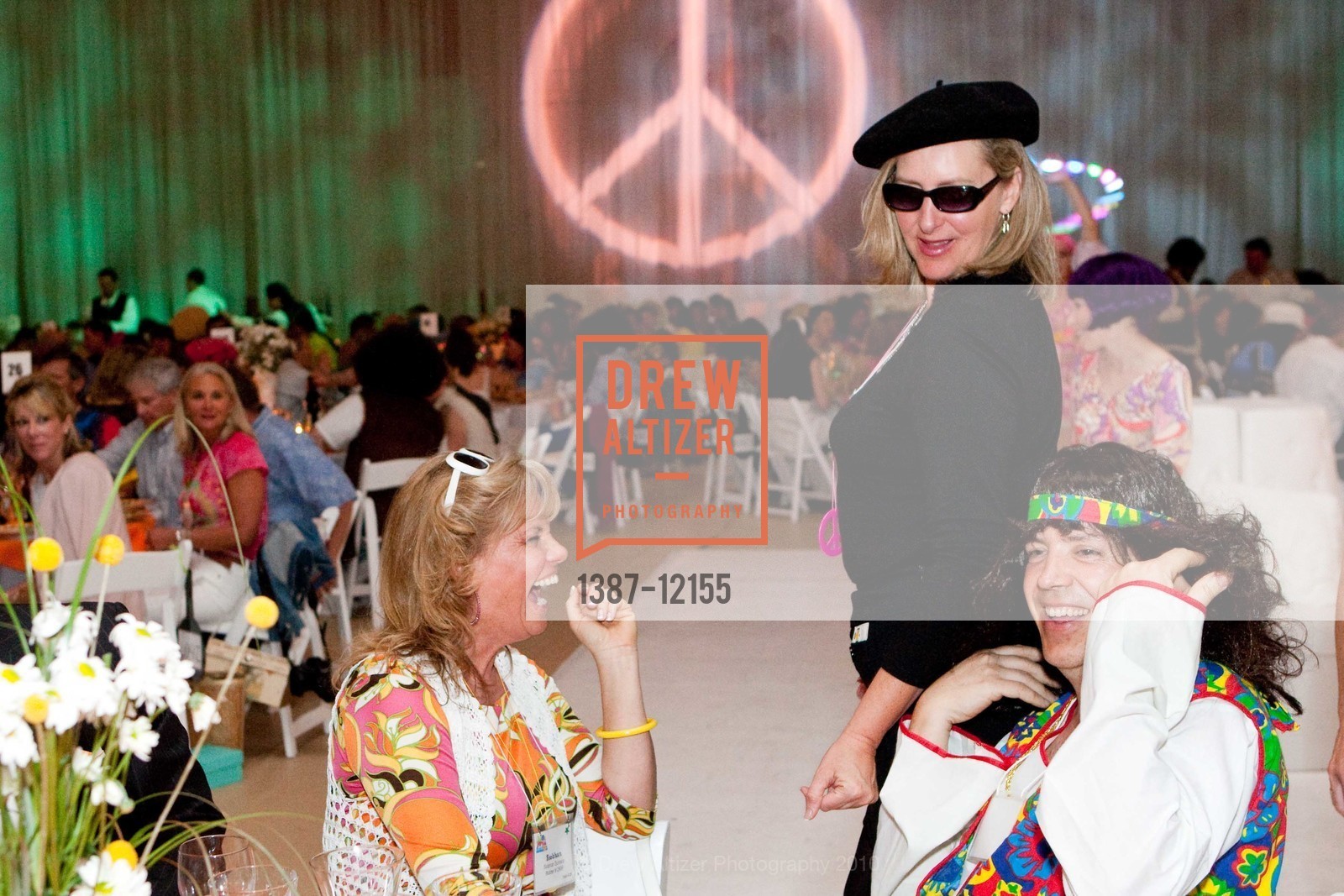 Siobhan Rhea, Susan Krauss, Guillermo Surraco, SACRED HEART SCHOOLS, ATHERTON; "PEACE, LOVE & AUCTION!", US, March 28th, 2010, Photo #1387-12155 Siobhan Rhea, Susan Krauss, Guillermo Surraco, Photo #1387-12155