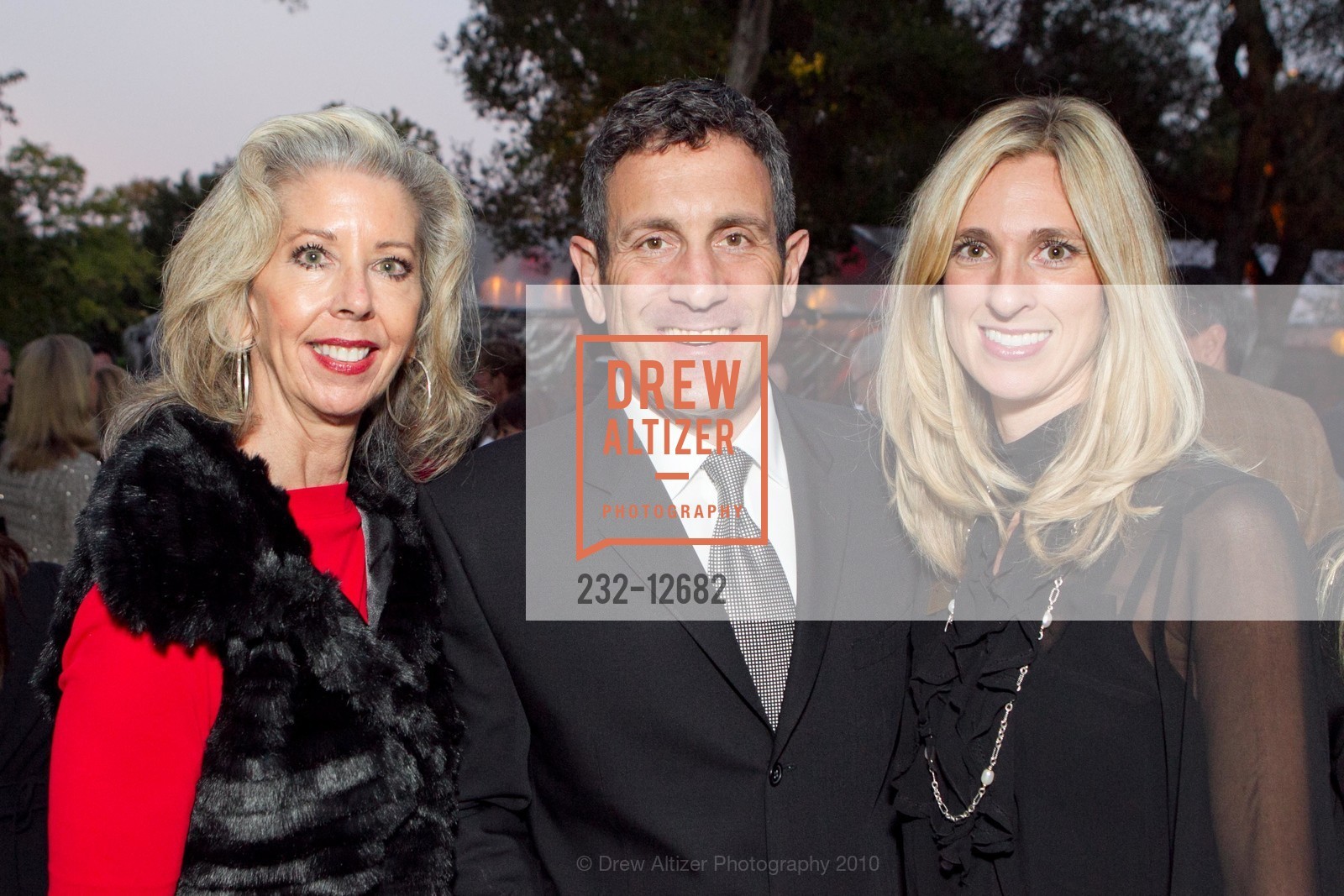 Nancy Lueck, Christopher Silva, Serena Overhoff, USC Marshall School of Business Goldman Benefit Reception & Dinner, US, October 8th, 2010, Photo #232-12682 Nancy Lueck, Christopher Silva, Serena Overhoff, Photo #232-12682