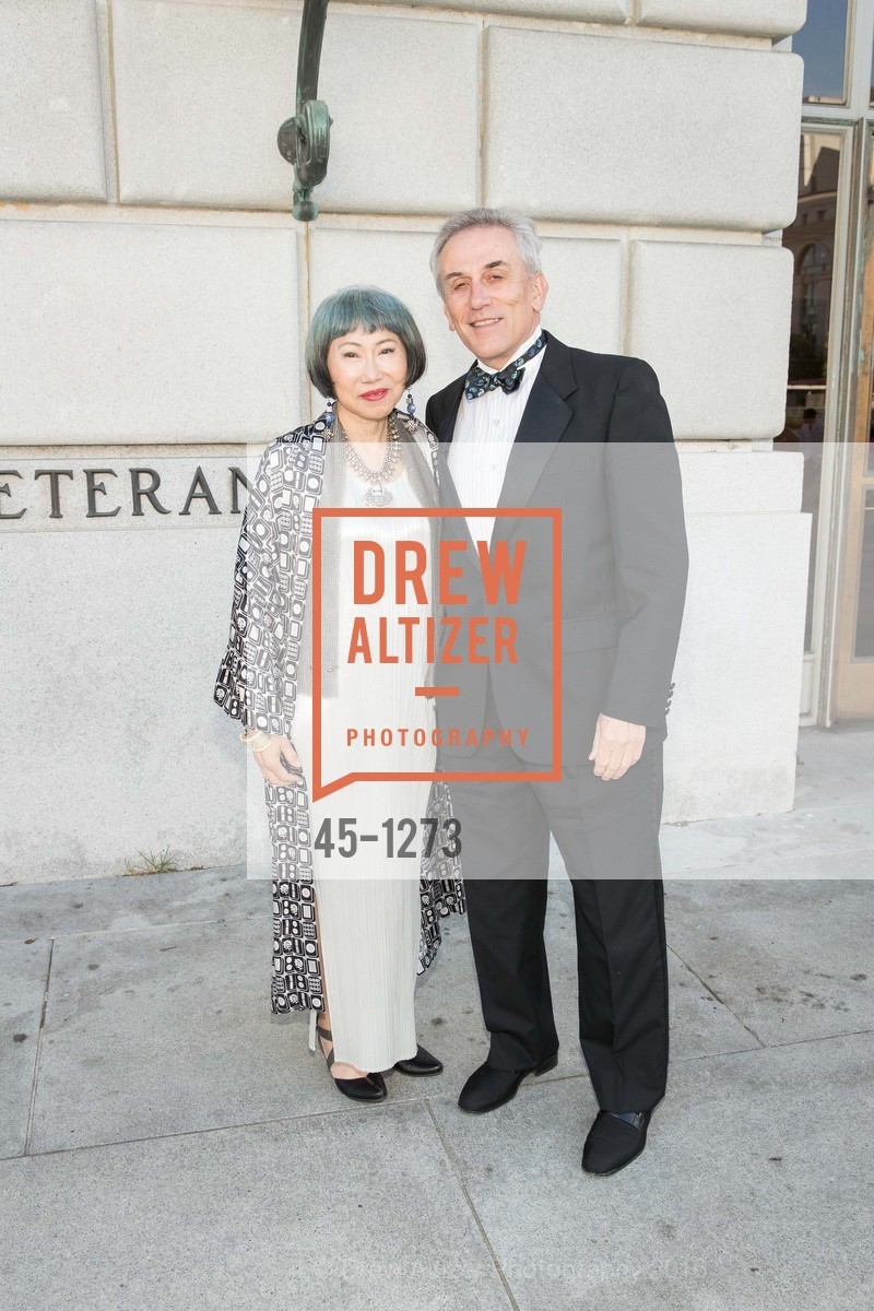 Amy Tan, Lou DeMattei, Photo #45-1273