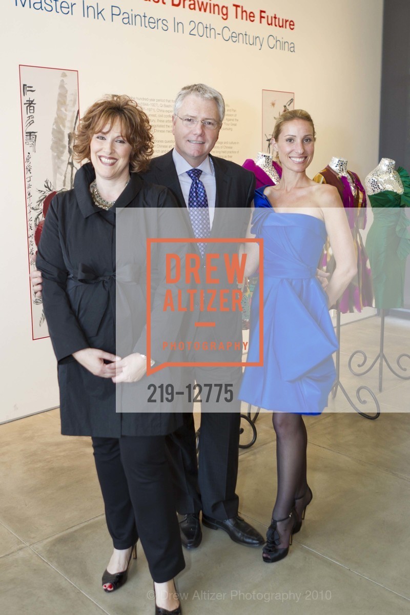 Roxanne Deblauwe (Couture Manager Neiman Marcus, Palo Alto), Gary Guthrie (Vice President, General Manager Neiman Marcus, Cydney Brown (Public Relations Manager Neiman Marcus, Oscar de la Renta Fall 2010 Fashion Show, US, May 25th, 2010, Photo #219-12775 Roxanne Deblauwe (Couture Manager Neiman Marcus, Palo Alto), Gary Guthrie (Vice President, General Manager Neiman Marcus, Cydney Brown (Public Relations Manager Neiman Marcus, Photo #219-12775