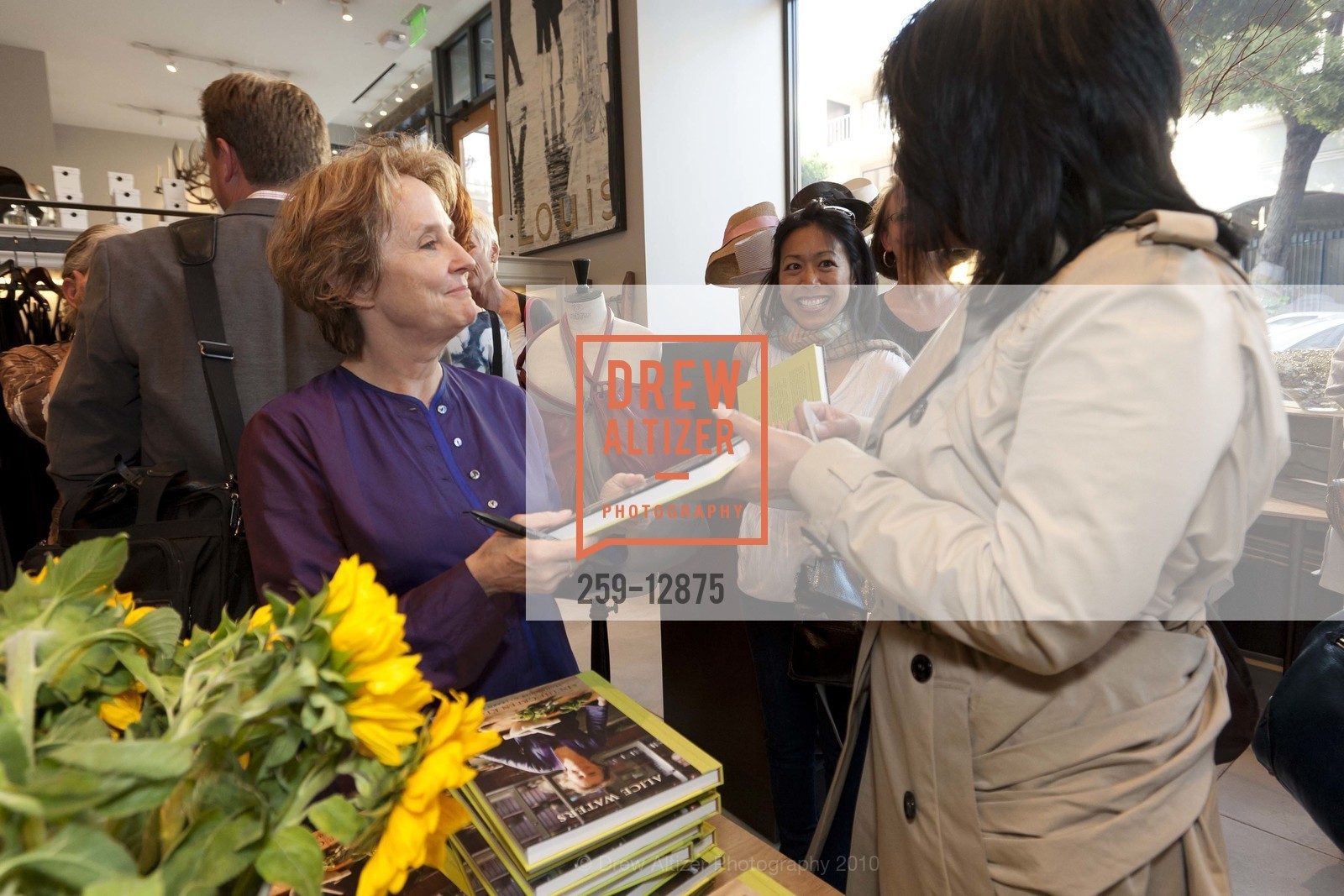 Alice Waters, Alma Gaoaen, Grace Gaoaen, CARROTS BOUTIQUE Hosts Alice Waters For A Signing Of IN THE GREEN KITCHEN, US, June 30th, 2010, Photo #259-12875 Alice Waters, Alma Gaoaen, Grace Gaoaen, Photo #259-12875