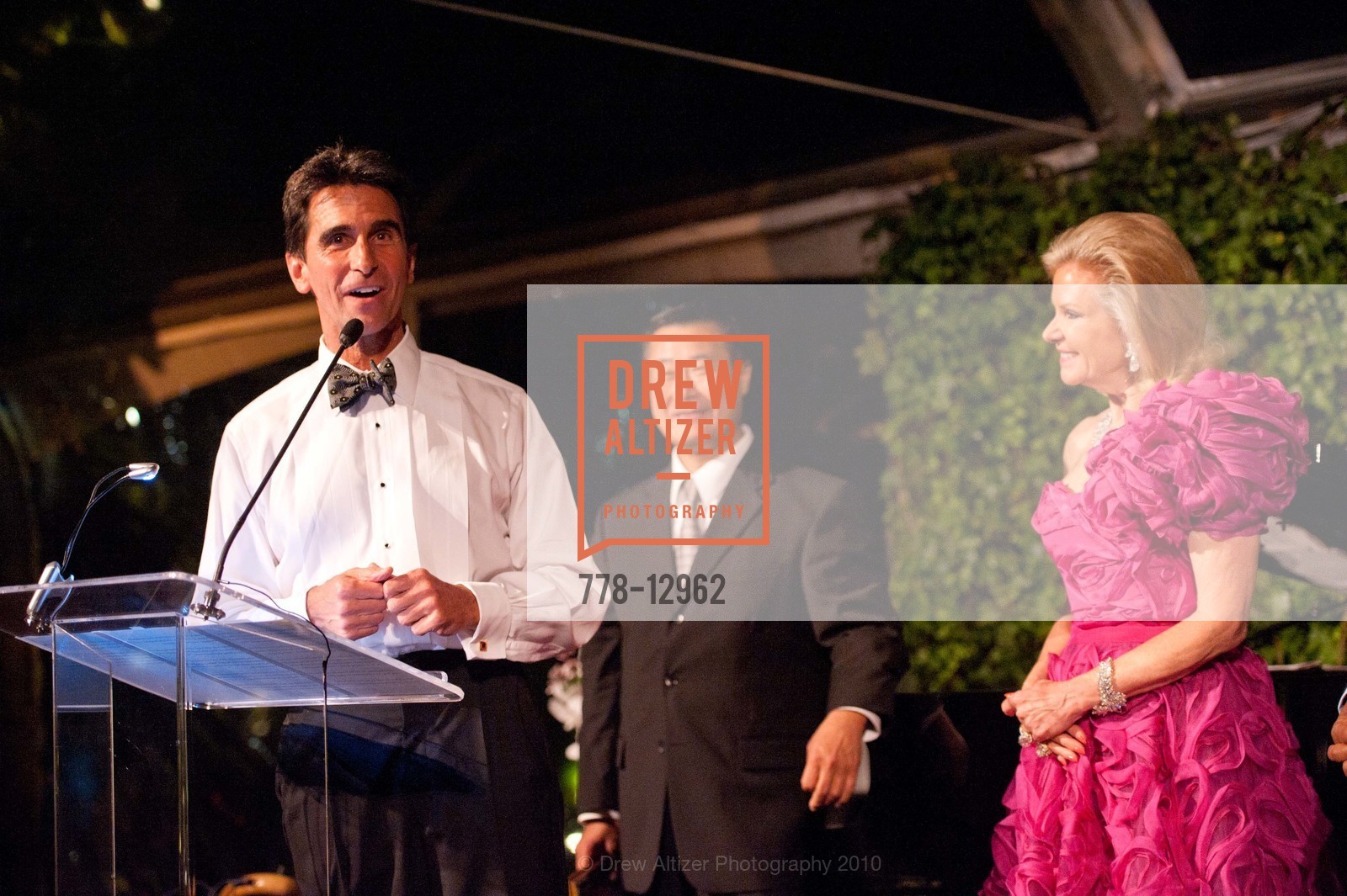 State Senator Mark Leno, State Senator Leeland Yee, Dede Wilsey, Fifth Anniversary of the new de Young, US, October 15th, 2010, Photo #778-12962 State Senator Mark Leno, State Senator Leeland Yee, Dede Wilsey, Photo #778-12962