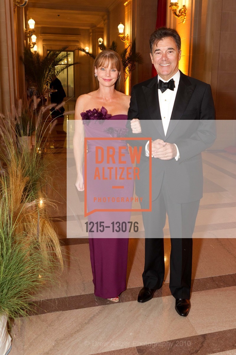 Cheryl Baxter, Ralph Baxter, San Francisco Opera Opening Night Gala - Patrons Arrivals, Dinner and Intermissions, US, September 11th, 2010, Photo #1215-13076 Cheryl Baxter, Ralph Baxter, Photo #1215-13076