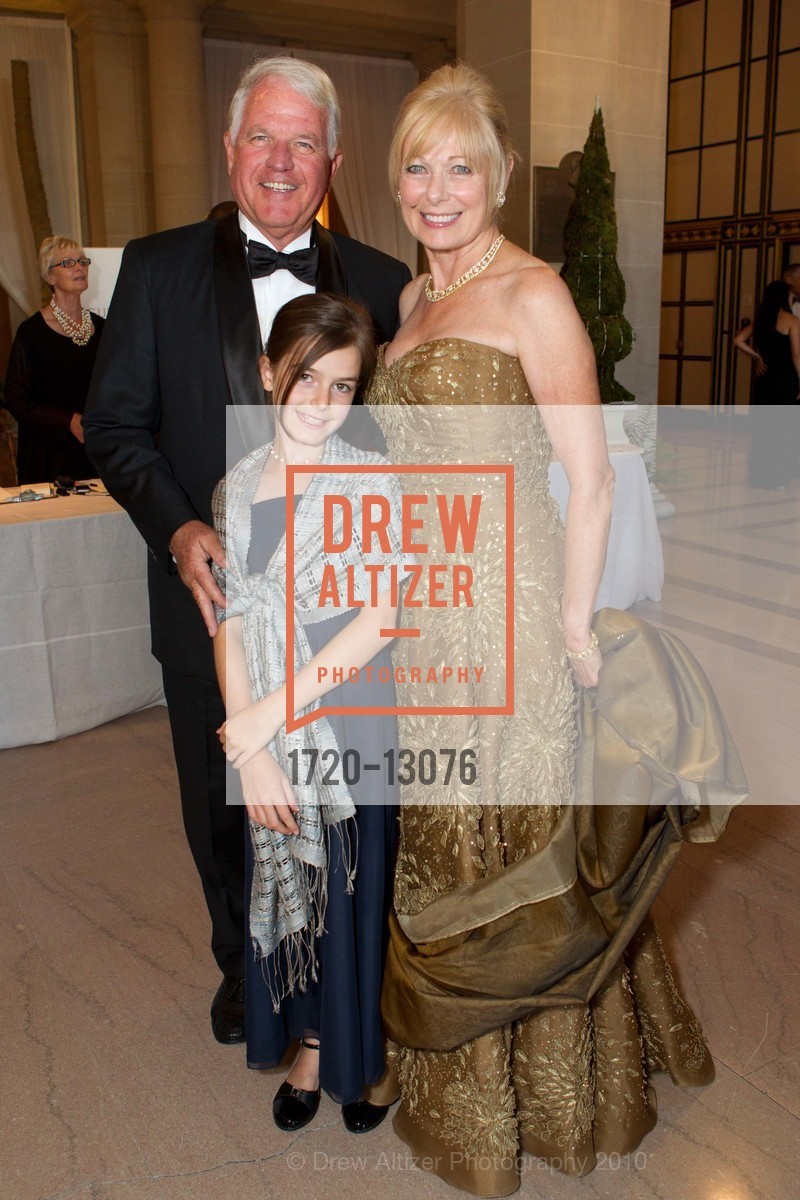 Jim Swartz, Kendra Sorani, Susan Swartz, San Francisco Opera Opening Night Gala - Patrons Arrivals, Dinner and Intermissions, US, September 11th, 2010, Photo #1720-13076 Jim Swartz, Kendra Sorani, Susan Swartz, Photo #1720-13076
