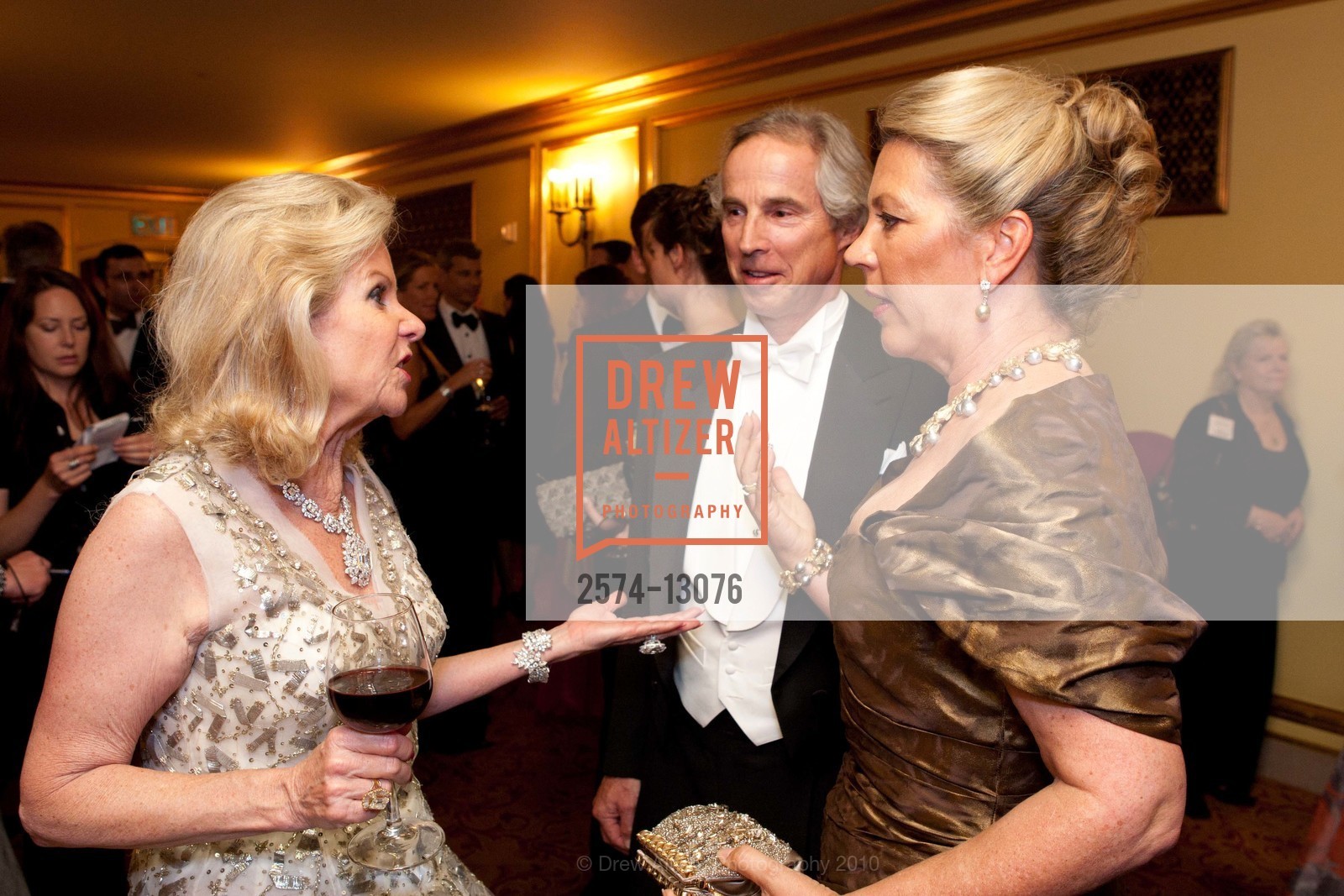 Dede Wilsey, Timothy Marks, Suzanne Tucker, San Francisco Opera Opening Night Gala - Patrons Arrivals, Dinner and Intermissions, US, September 11th, 2010, Photo #2574-13076 Dede Wilsey, Timothy Marks, Suzanne Tucker, Photo #2574-13076