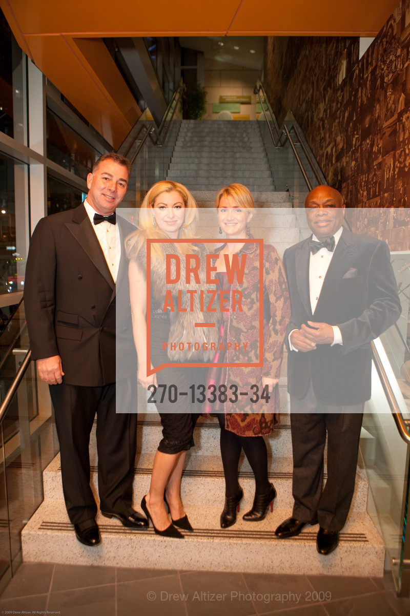 Paul Corsi, Sonya Molodetskaya, Natasha Kolb, Willie Brown, MoAD Museum VIP Reception, US, November 14th, 2009, Photo #270-13383-34 Paul Corsi, Sonya Molodetskaya, Natasha Kolb, Willie Brown, Photo #270-13383-34
