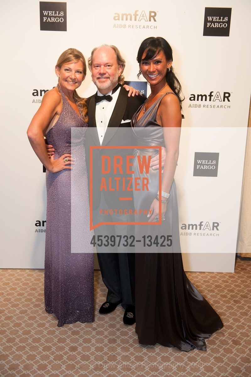 Hilary Olsen, Stephen Brady, Francein Hansen, amfAR's 2009 San Francisco Gala at the Four Seasons, US, November 8th, 2009, Photo #4539732-13425 Hilary Olsen, Stephen Brady, Francein Hansen, Photo #4539732-13425