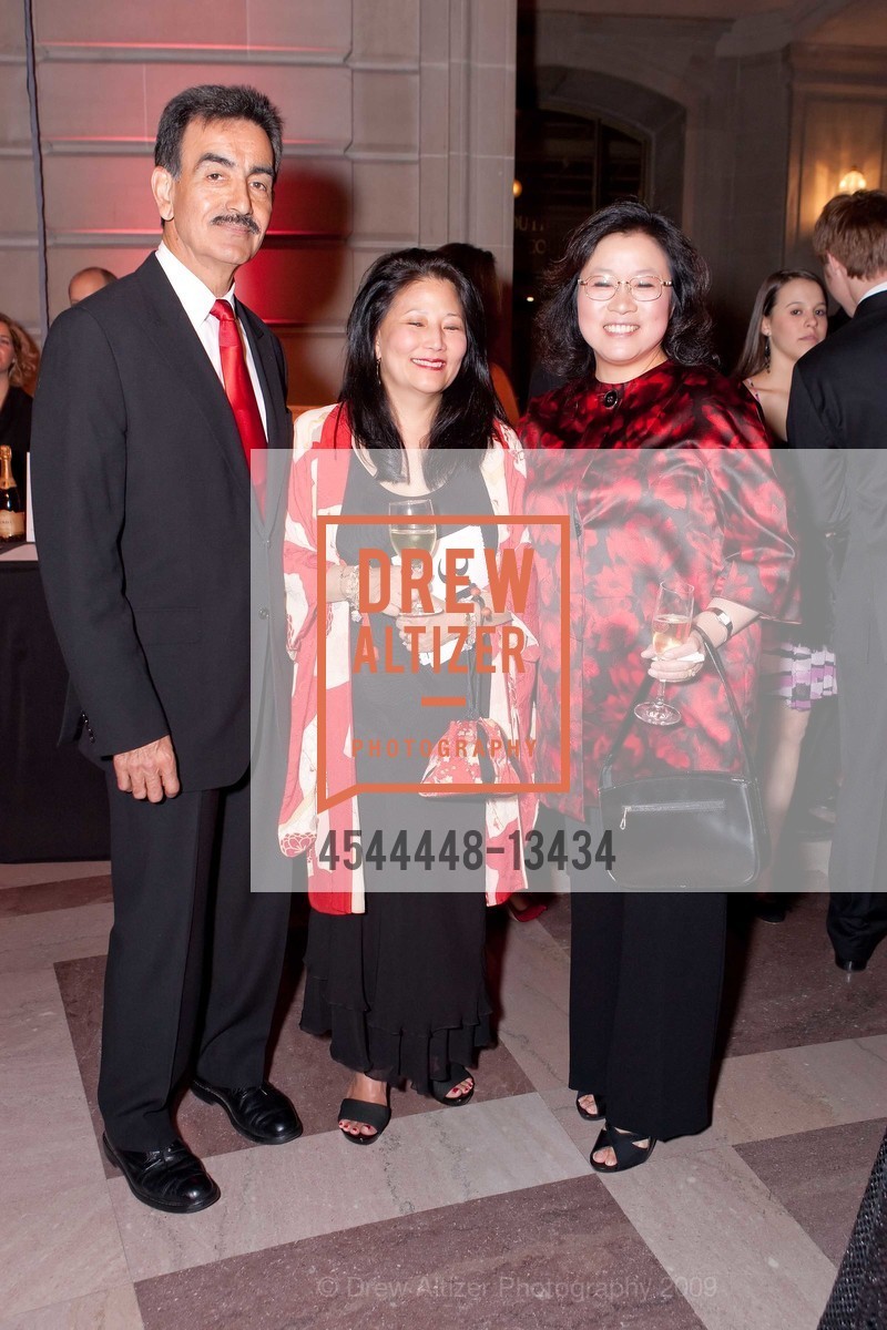 Pablo Stewart, Emi Uyehara, Xiao-Qing Wu, American Red Cross Paint the Town Red Gala, US, March 2nd, 2009, Photo #4544448-13434 Pablo Stewart, Emi Uyehara, Xiao-Qing Wu, Photo #4544448-13434