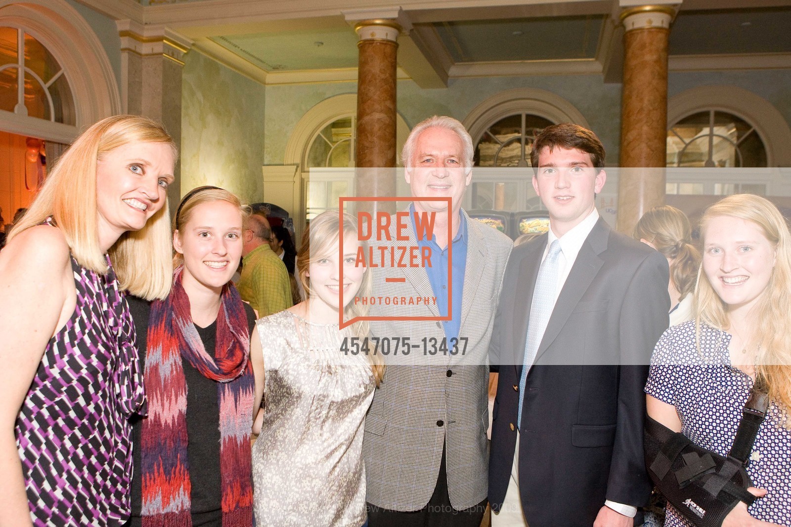 Beth Towsend, Emily Townsend, Allison Townsend, Don Bleu, Gordon Glogau, Nicole Townsend, Ann & Gordon Getty Host 2009 SNUGGLY SOIREE Benefiting UCSF, US, March 7th, 2009, Photo #4547075-13437 Beth Towsend, Emily Townsend, Allison Townsend, Don Bleu, Gordon Glogau, Nicole Townsend, Photo #4547075-13437