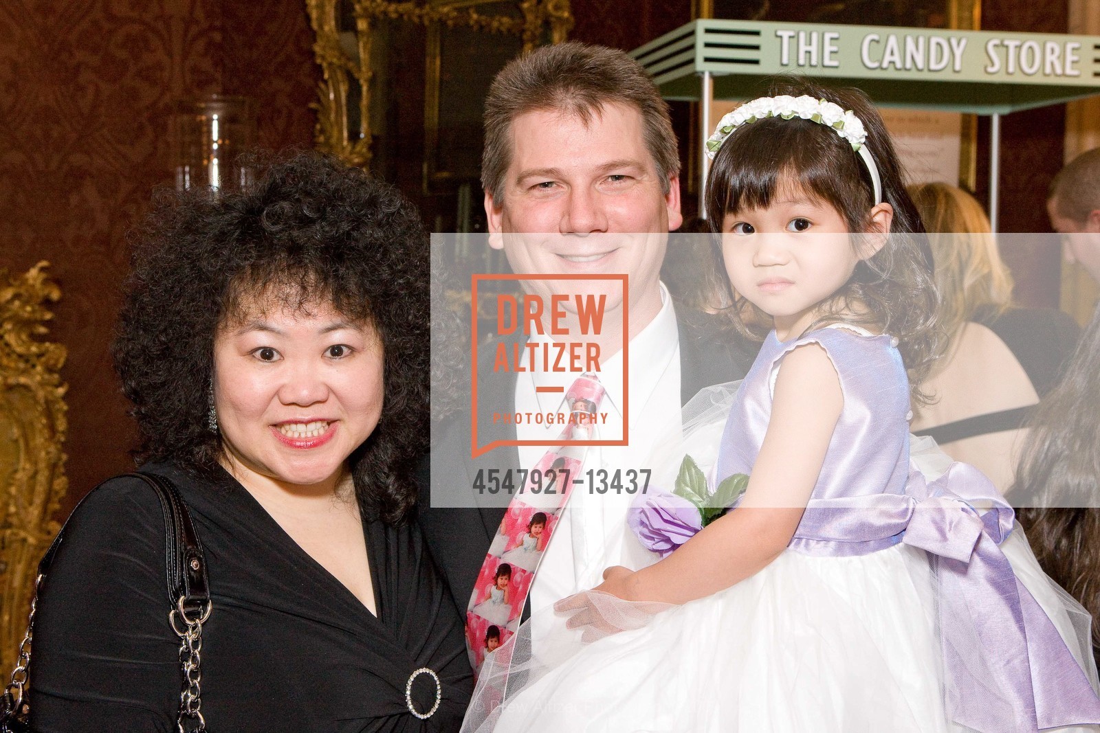Christine Lee, Steven Moore, Emma Moore, Ann & Gordon Getty Host 2009 SNUGGLY SOIREE Benefiting UCSF, US, March 7th, 2009, Photo #4547927-13437 Christine Lee, Steven Moore, Emma Moore, Photo #4547927-13437