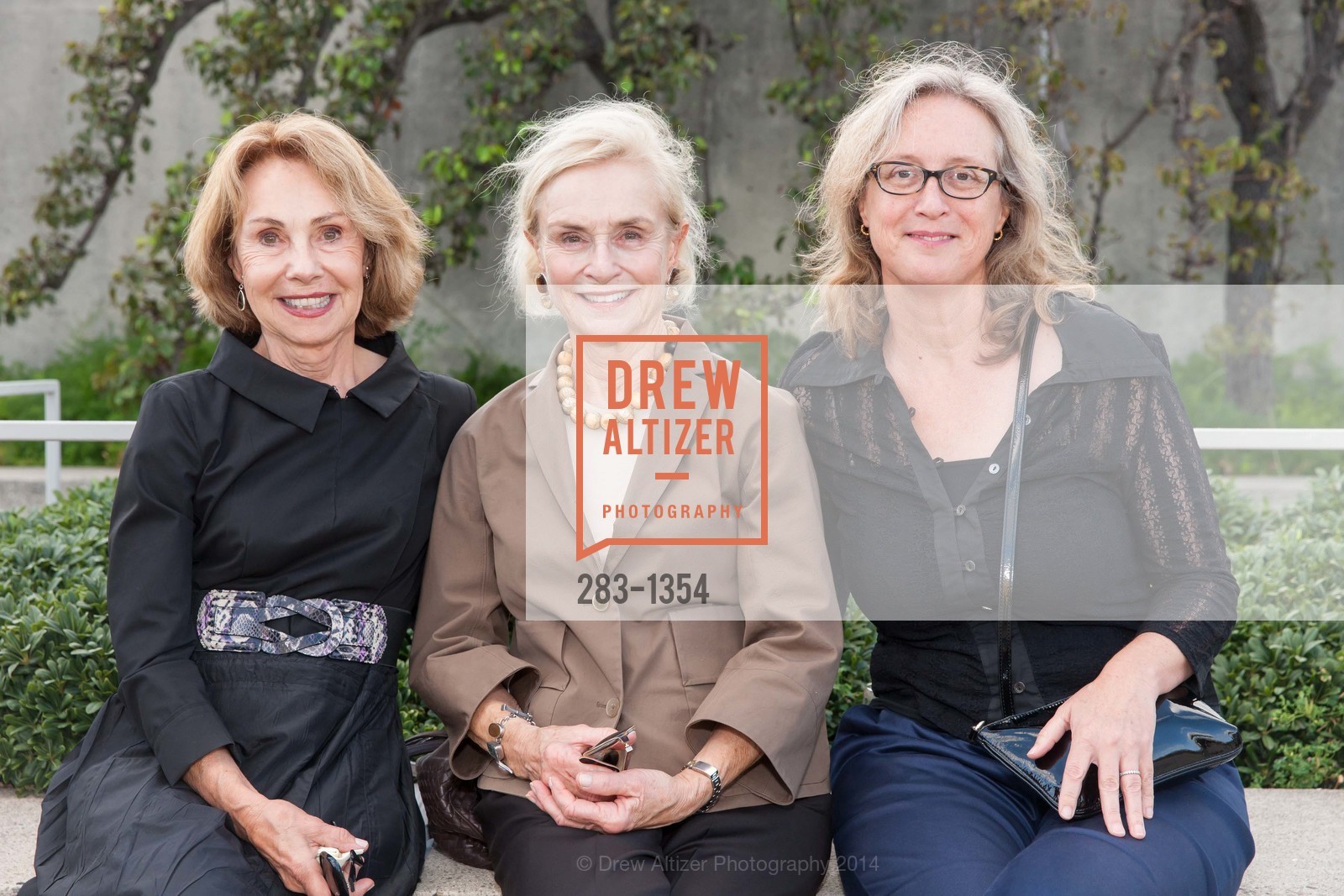 Joan Roebuck, Janet Bishop, OMCA and SFMOMA Celebrate Opening of Fertile Ground, Oakland Museum of California. 1000 Oak Strett, September 18th, 2014, Photo #283-1354 Joan Roebuck, Janet Bishop, Photo #283-1354