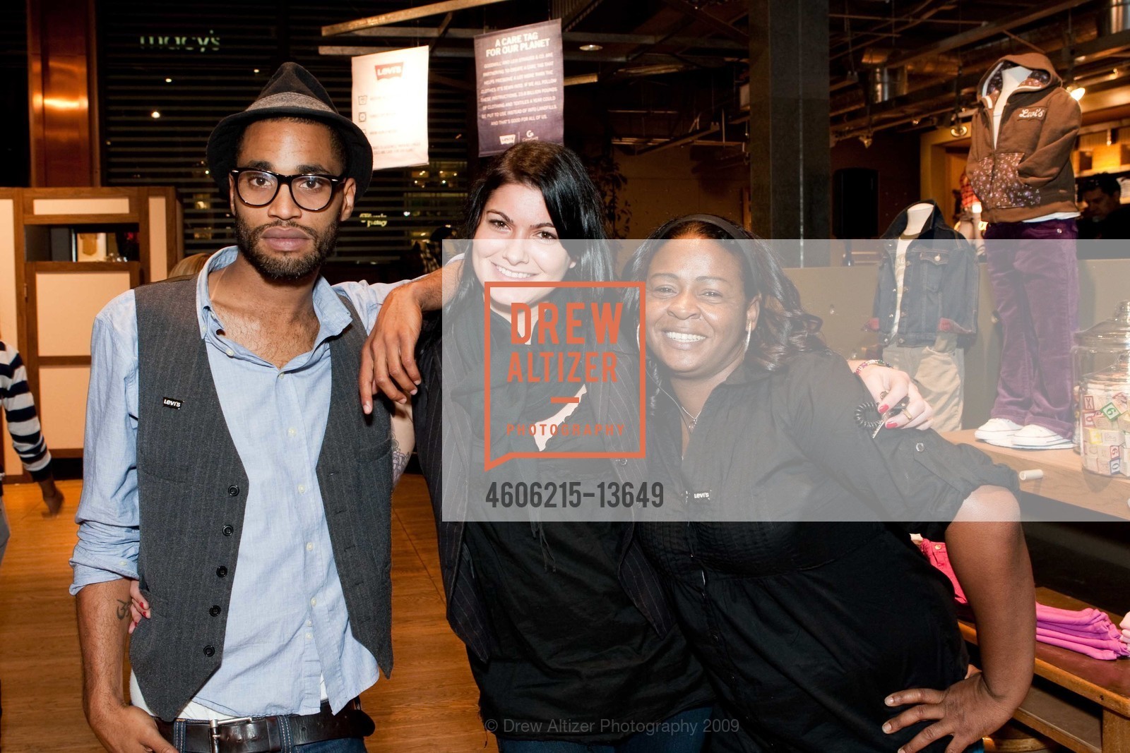 Marcell Meriweather, Jeanie Lorman, Deanna Johnson, Levi Strauss & Co. celebrates the launch of a new partnership with Goodwill, US, October 22nd, 2009, Photo #4606215-13649 Marcell Meriweather, Jeanie Lorman, Deanna Johnson, Photo #4606215-13649