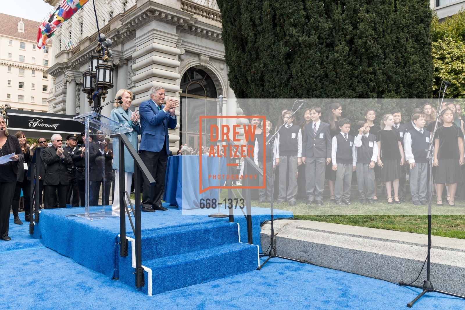 Charlotte Shultz, Tony Bennett, San Francisco Boys Chorus, San Francisco Girls Chorus, Public Dedication & Unveiling for Tony Bennett Commemorative Statue, San Francisco. San Francisco, July 21st, 2023, Photo #668-1373 Charlotte Shultz, Tony Bennett, San Francisco Boys Chorus, San Francisco Girls Chorus, Photo #668-1373