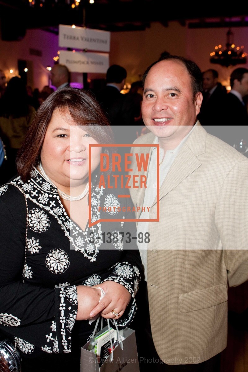 Tina Bernardino, Ken Bernardino, Jingle & Mingle Designer Wreath Auction, US, December 4th, 2009, Photo #3-13873-98 Tina Bernardino, Ken Bernardino, Photo #3-13873-98