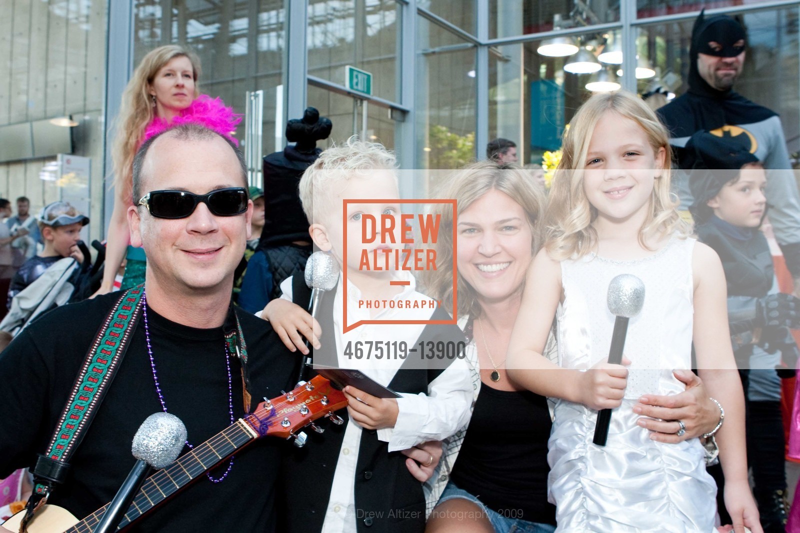 Dennis Bradley, Luke Bradley, Melinda Bradley, Molly Bradley, CALIFORNIA ACADEMY OF SCIENCES Halloween Celebration, US, October 25th, 2009, Photo #4675119-13900 Dennis Bradley, Luke Bradley, Melinda Bradley, Molly Bradley, Photo #4675119-13900
