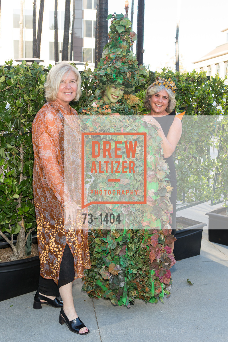 Maja Thomas, Susan Sayre Batton, San Jose Museum of Art's Wonder Ball, San Jose Museum of Art. 110 South Market Street San Jose, CA 95113, September 17th, 2016, Photo #73-1404 Maja Thomas, Susan Sayre Batton, Photo #73-1404