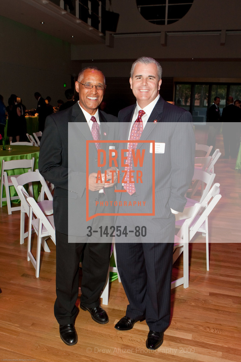 Reginald Dube, Robert Fischbach (San Francisco 49ers Foundation), YMCA's Volunteer of the Year Celebration, US, June 7th, 2009, Photo #3-14254-80 Reginald Dube, Robert Fischbach (San Francisco 49ers Foundation), Photo #3-14254-80