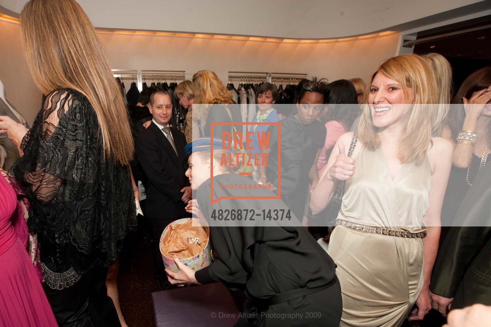 Stella Mccartney, Denise Pollard-Knight, Neiman Marcus hosts Stella McCartney, US, April 2nd, 2009, Photo #4826872-14374 Stella Mccartney, Denise Pollard-Knight, Photo #4826872-14374