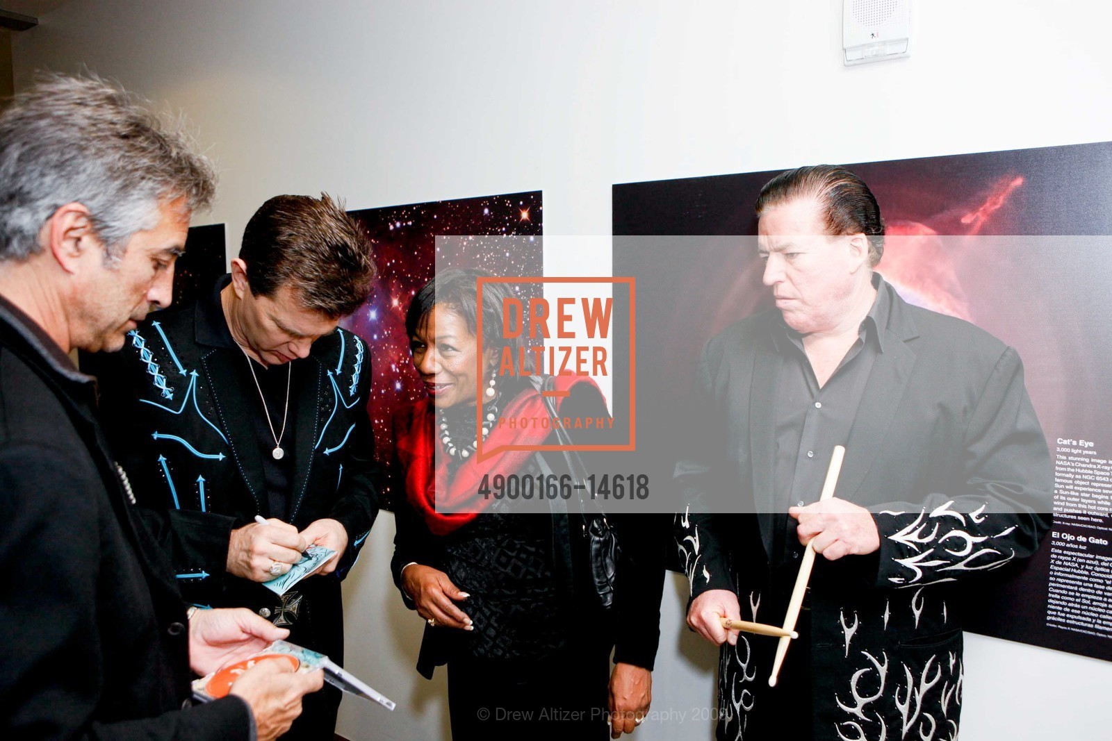 Chris Isaak, Andrea Gooden, Kenney Dale Johnson, California Academy of Sciences BIG BANG GALA Featuring CHRIS ISAAC, US, September 26th, 2009, Photo #4900166-14618 Chris Isaak, Andrea Gooden, Kenney Dale Johnson, Photo #4900166-14618