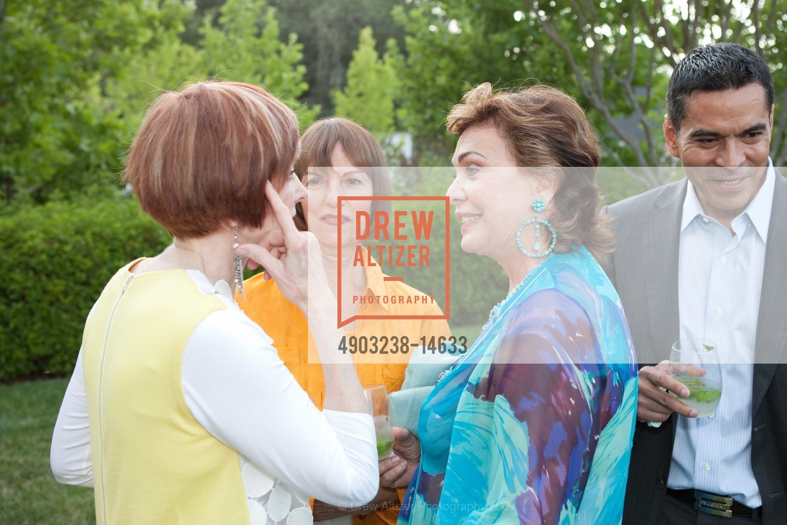 Norah Stone, Giovanna Brennan, Maria Manetti Farrow, Daniel Diaz, NORAH and NORMAN STONE Host Annual Summer Party Breaking New Ground Underground, US. Private Residence, July 14th, 2009, Photo #4903238-14633 Norah Stone, Giovanna Brennan, Maria Manetti Farrow, Daniel Diaz, Photo #4903238-14633