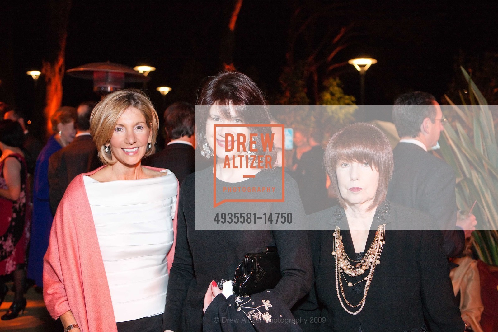 Lisa LaRue, Elaine Mellis, Linda Berman, WALT DISNEY FAMILY MUSEUM Opening Dinner Celebration, US, September 30th, 2009, Photo #4935581-14750 Lisa LaRue, Elaine Mellis, Linda Berman, Photo #4935581-14750