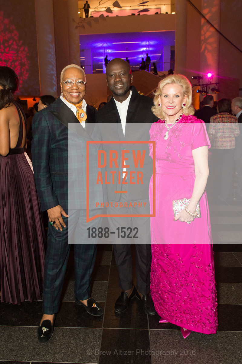 Linda Harrison, David Adjaye, Dede Wilsey, 2016 MoAD GALA, SF MOMA. 151 Third Street, October 22nd, 2016, Photo #1888-1522 Linda Harrison, David Adjaye, Dede Wilsey, Photo #1888-1522