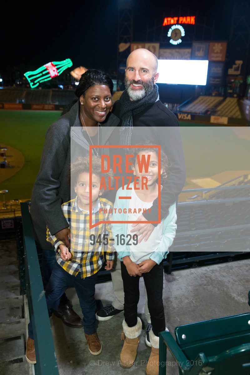 Latifah Baxter, William Baxter, Avie Baxter, Cameron Baxter, Wender Weis Foundation for Children’s Holiday Heroes 2016, AT&T Park. 2525 Van Ness St, December 5th, 2016, Photo #945-1629 Latifah Baxter, William Baxter, Avie Baxter, Cameron Baxter, Photo #945-1629
