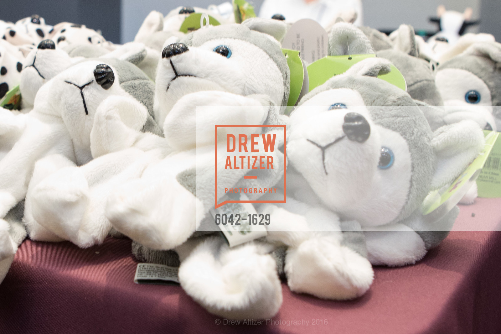 Atmosphere, Wender Weis Foundation for Children’s Holiday Heroes 2016, AT&T Park. 2525 Van Ness St, December 5th, 2016, Photo #6042-1629 Atmosphere, Photo #6042-1629