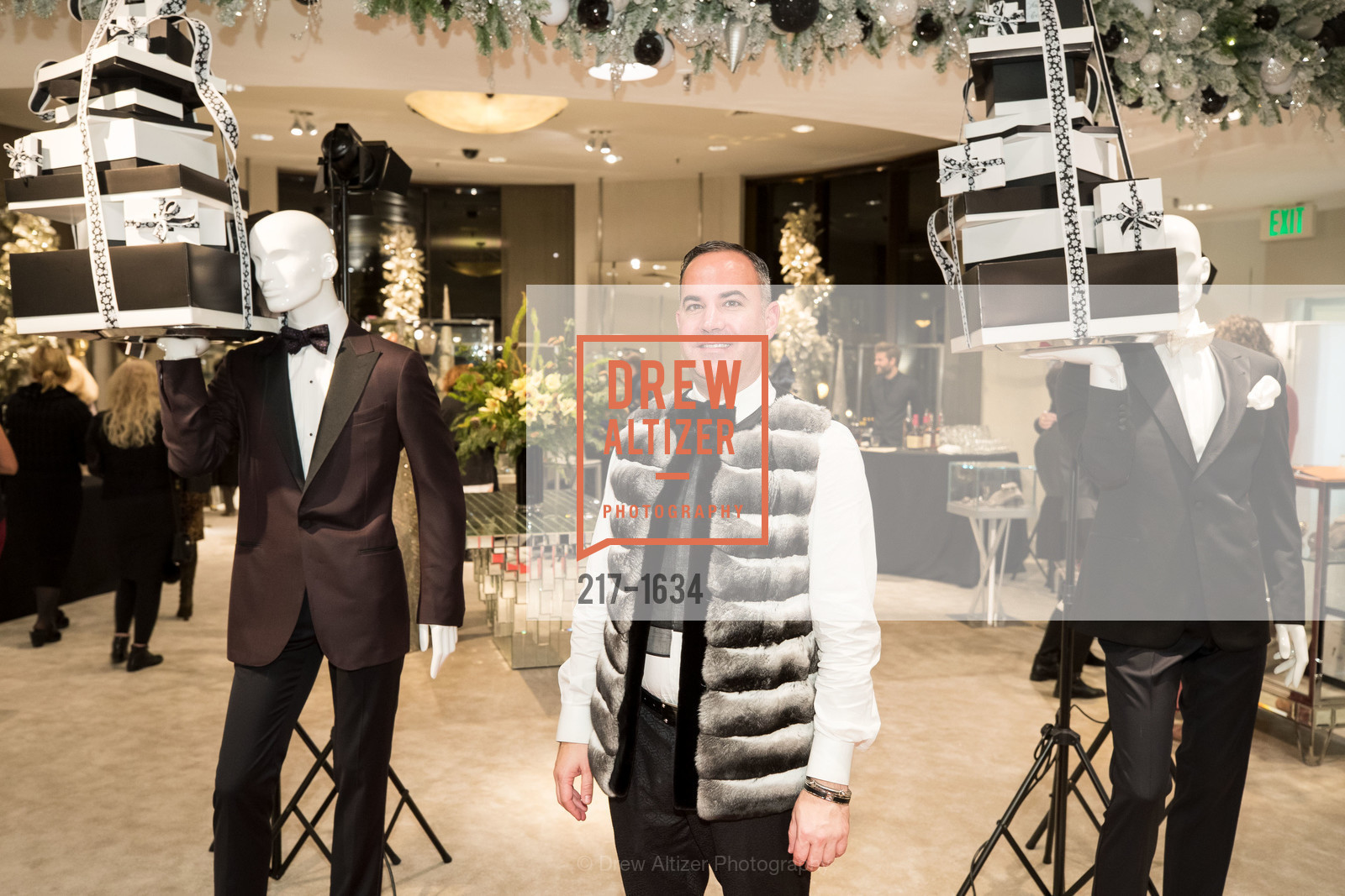 Robert Arnold-Kraft, Saks Fifth Avenue Private Shopping Night, Saks Fifth Avenue. 384 Post St, Photo #217-1634 Robert Arnold-Kraft, Photo #217-1634