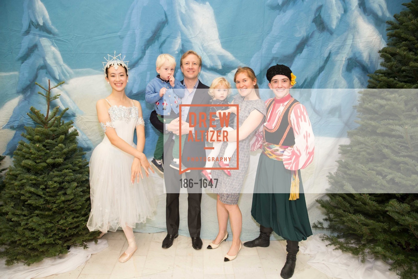 William Thompson, Brant Thompson, Olivia Rose Thompson, Anna Thompson, SF Ballet's Nutcracker Luncheon, City Hall & War Memorial Opera House. 301 Van Ness Ave, San Francisco, CA 94109, Photo #186-1647 William Thompson, Brant Thompson, Olivia Rose Thompson, Anna Thompson, Photo #186-1647