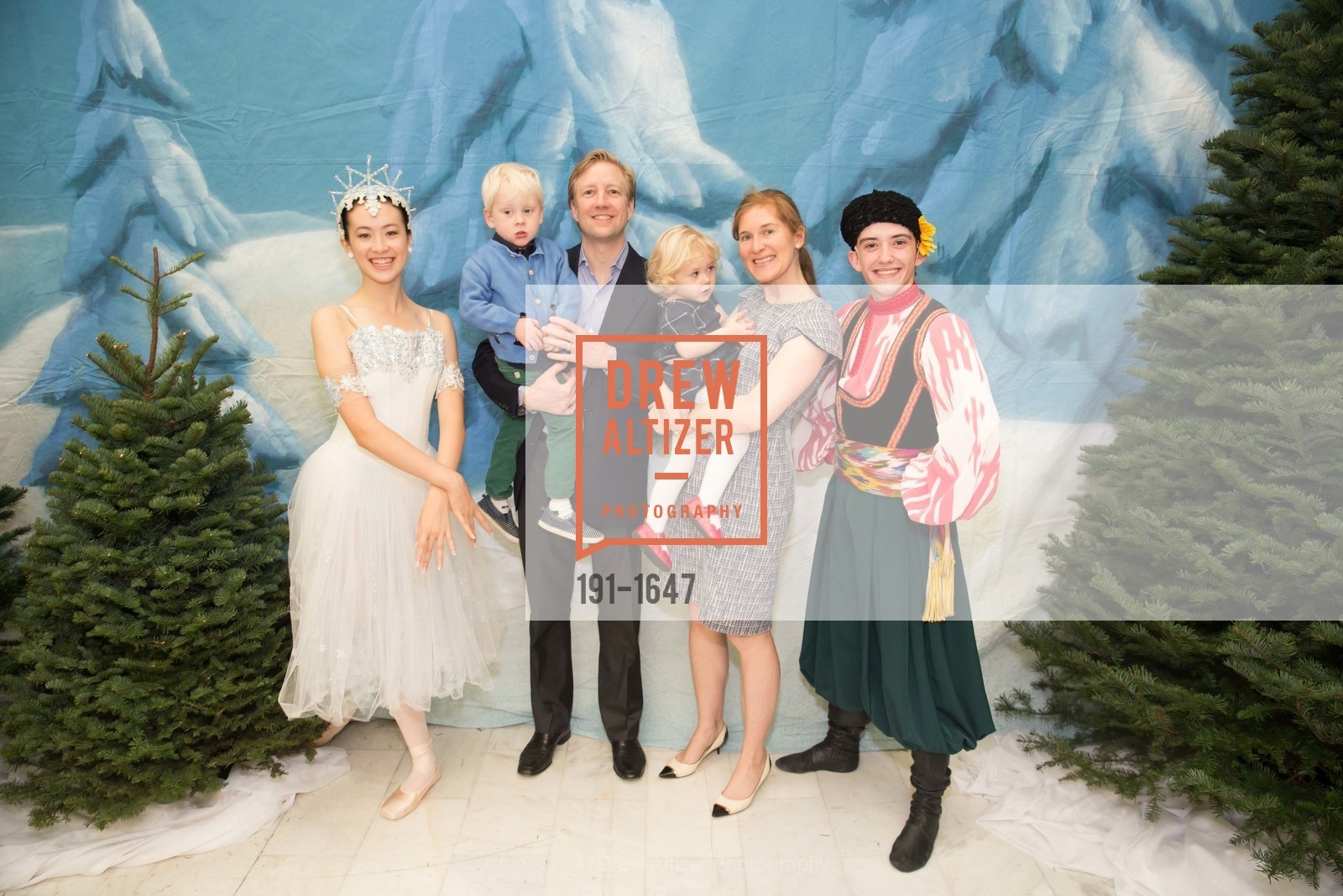 William Thompson, Brant Thompson, Olivia Rose Thompson, Anna Thompson, SF Ballet's Nutcracker Luncheon, City Hall & War Memorial Opera House. 301 Van Ness Ave, San Francisco, CA 94109, Photo #191-1647 William Thompson, Brant Thompson, Olivia Rose Thompson, Anna Thompson, Photo #191-1647