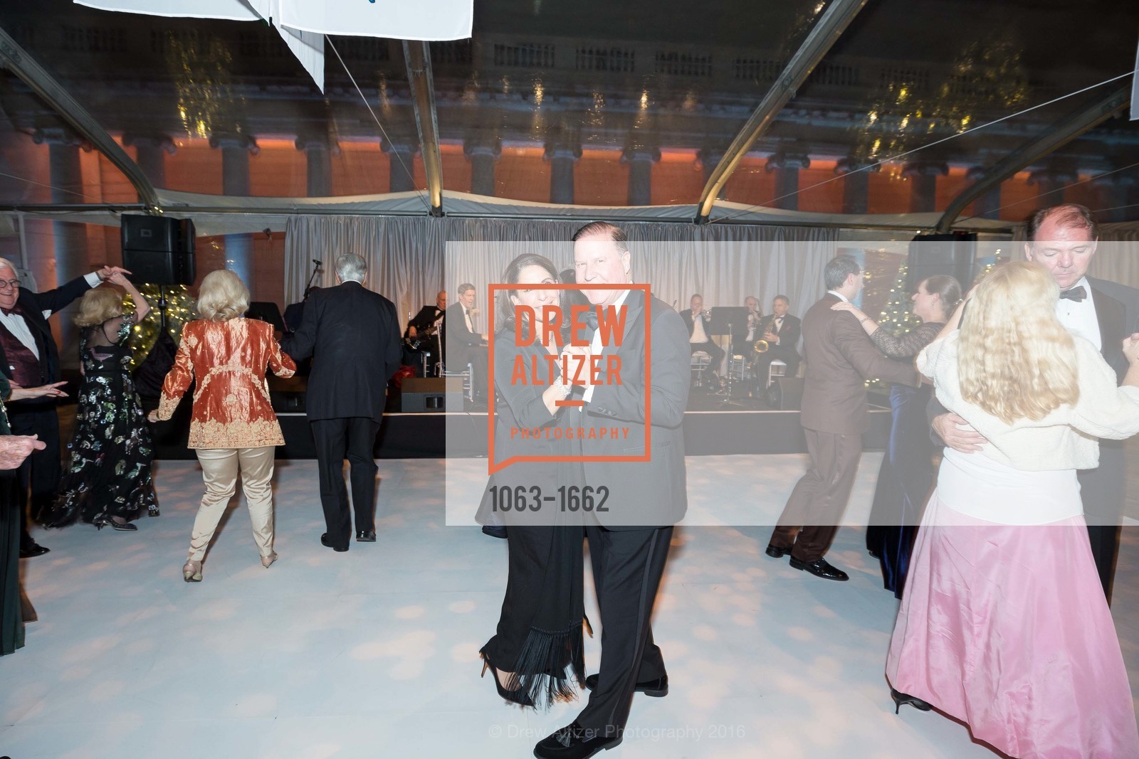 Lisa Grotts, John Grotts, An Elegant Evening in the Court of Honor, Legion of Honor, December 14th, 2016, Photo #1063-1662 Lisa Grotts, John Grotts, Photo #1063-1662