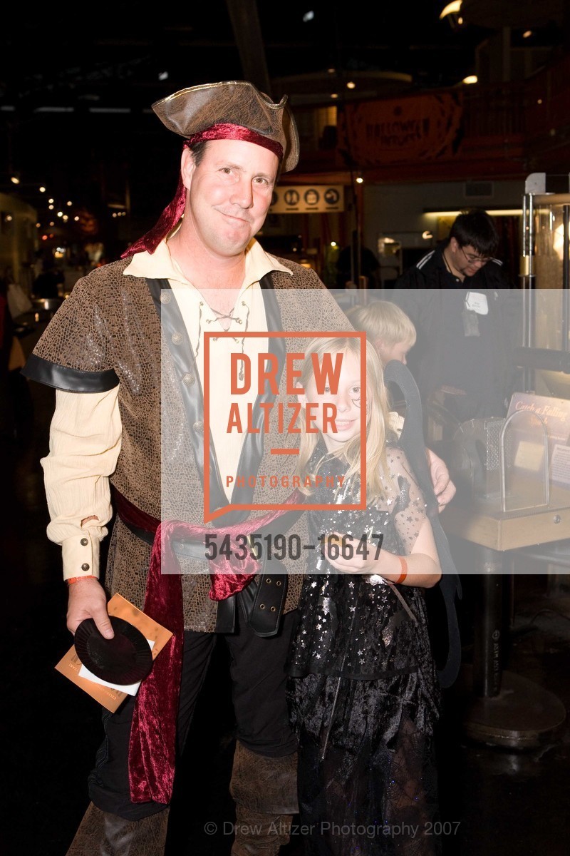 John Mills, MacKenzie Mills, Halloween Heroes, US, October 30th, 2007, Photo #5435190-16647 John Mills, MacKenzie Mills, Photo #5435190-16647