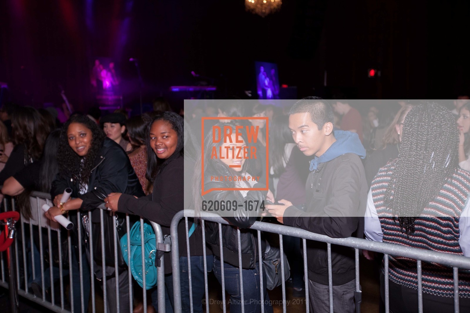 TWILIGHT SAGA: BREAKING DAWN Cast and Concert Tour, US, November 10th, 2011, Photo #620609-1674 Photo #620609-1674