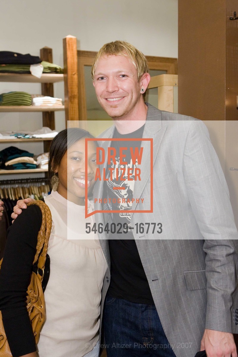 Tenika Small, Chris Schroeder (Manager), Wildlife Works, US, September 16th, 2007, Photo #5464029-16773 Tenika Small, Chris Schroeder (Manager), Photo #5464029-16773