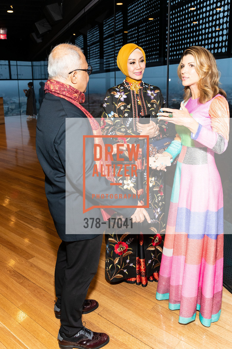 Itang Yunasz, Okkay Asokawati, Linda Butler, Contemporary Muslim Fashions Donor Opening at the de Young, de Young Musuem, September 21st, 2018, Photo #378-17041 Itang Yunasz, Okkay Asokawati, Linda Butler, Photo #378-17041