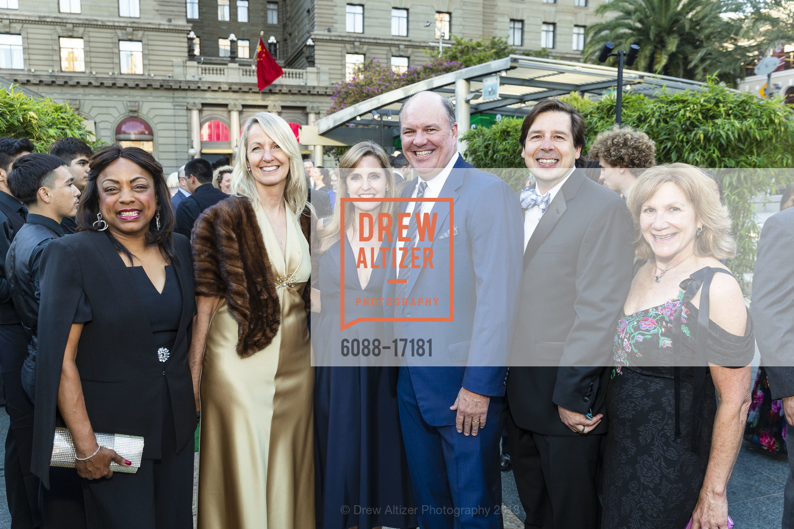 Peggy Washington, Melinda Thomas, Meg Dudley, Scott Dudley, Michael Fabozzi, Suzanne Moss, Save the Redwoods League 100th Anniversary Gala 2018, Union Square, October 13th, 2018, Photo #6088-17181 Peggy Washington, Melinda Thomas, Meg Dudley, Scott Dudley, Michael Fabozzi, Suzanne Moss, Photo #6088-17181