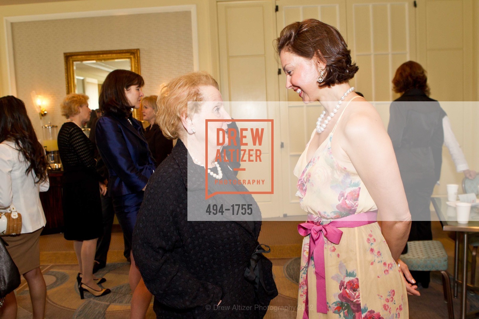 Madeleine Albright, Ashley Judd, Photo #494-1755