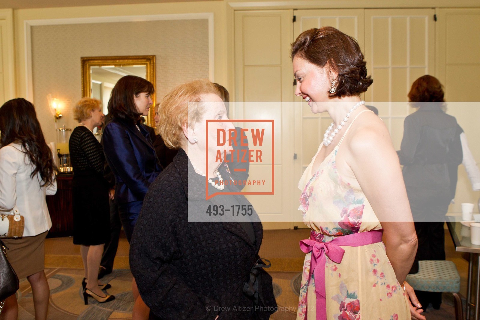 Madeleine Albright, Ashley Judd, Photo #493-1755