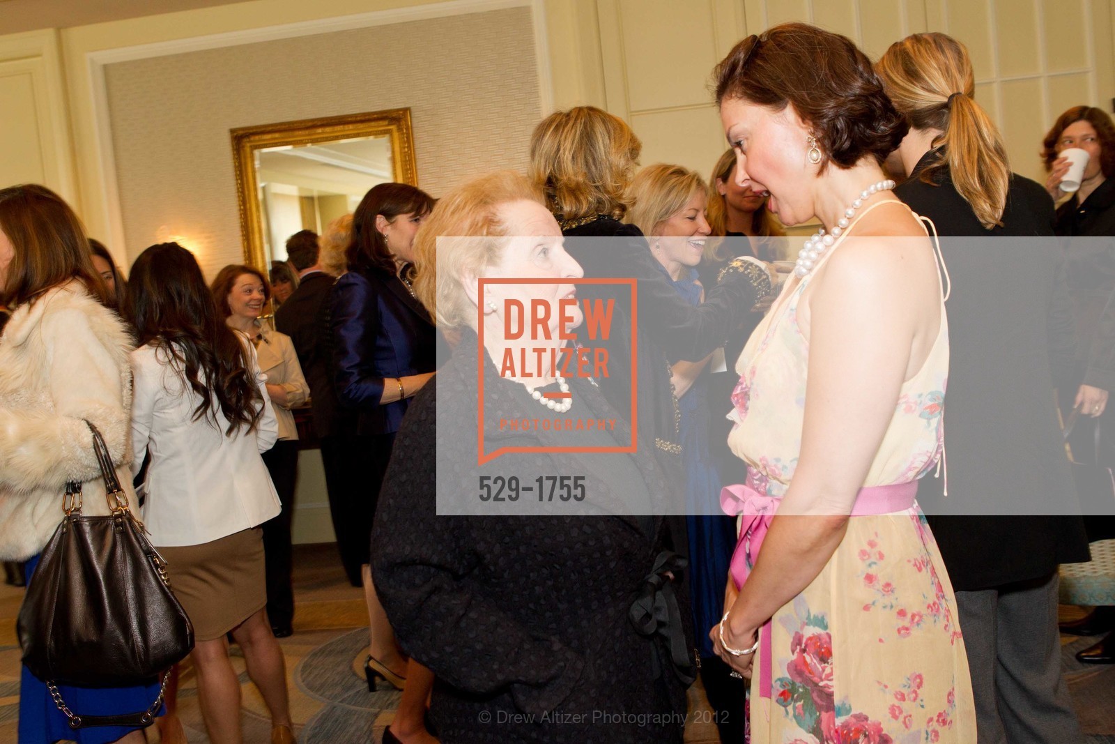 Madeleine Albright, Ashley Judd, Photo #529-1755