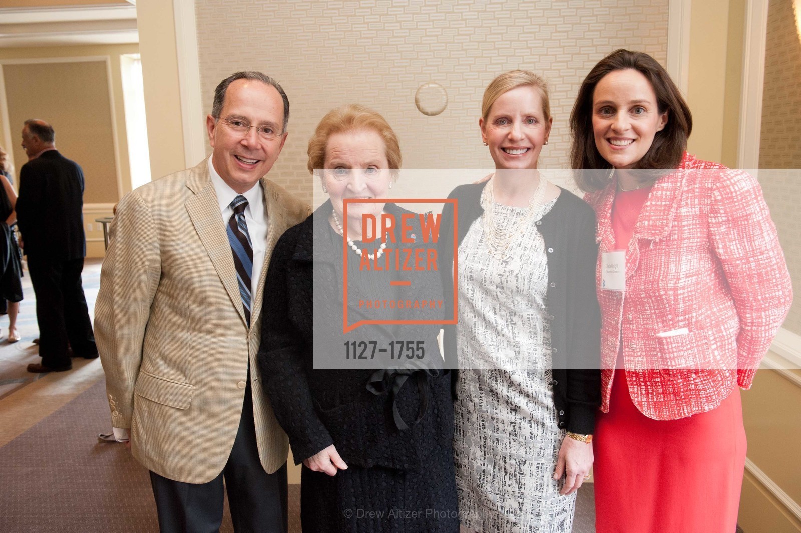 Tim Sergi, Madeleine Albright, Allison Huegel, Katie Albright, Photo #1127-1755