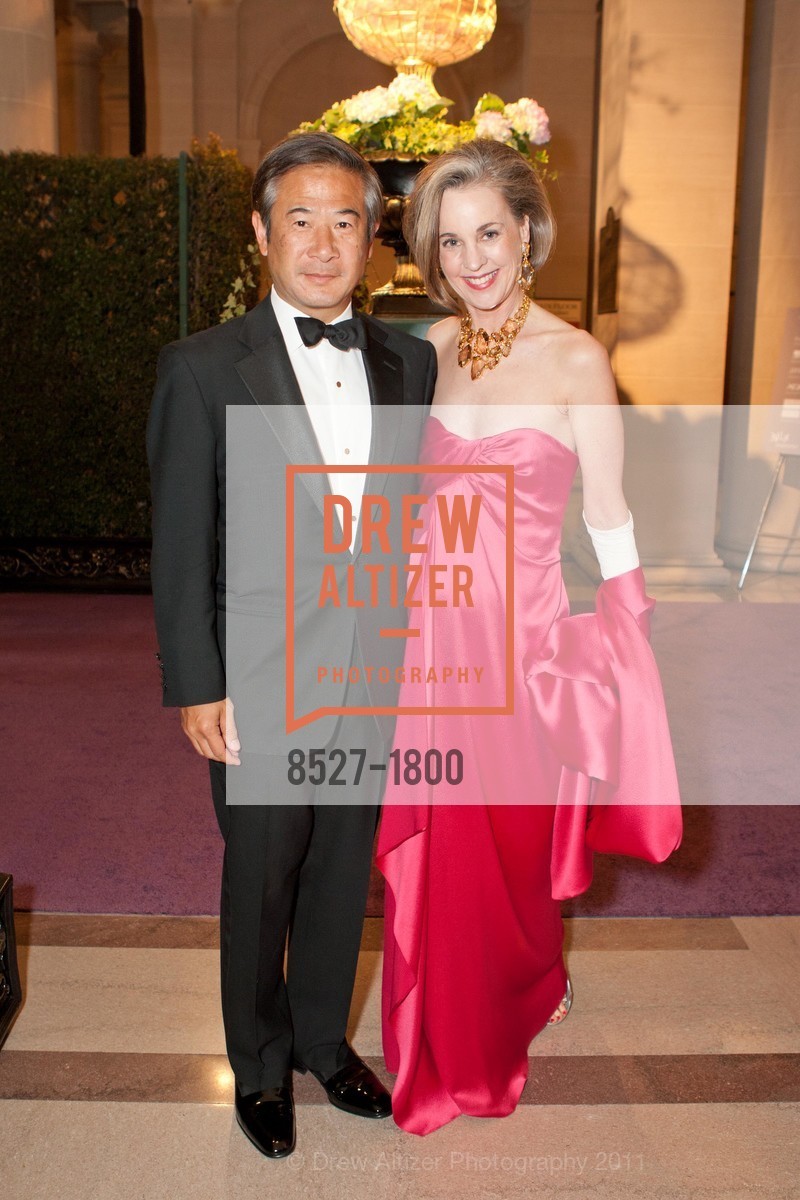 Thong Nguyen, Maureen Footer, SAN FRANCISCO BALLET "La Belle Epoque" Patrons Arrivals, Dinner and Intermission, San Francisco City Hall, January 27th, 2011, Photo #8527-1800 Thong Nguyen, Maureen Footer, Photo #8527-1800
