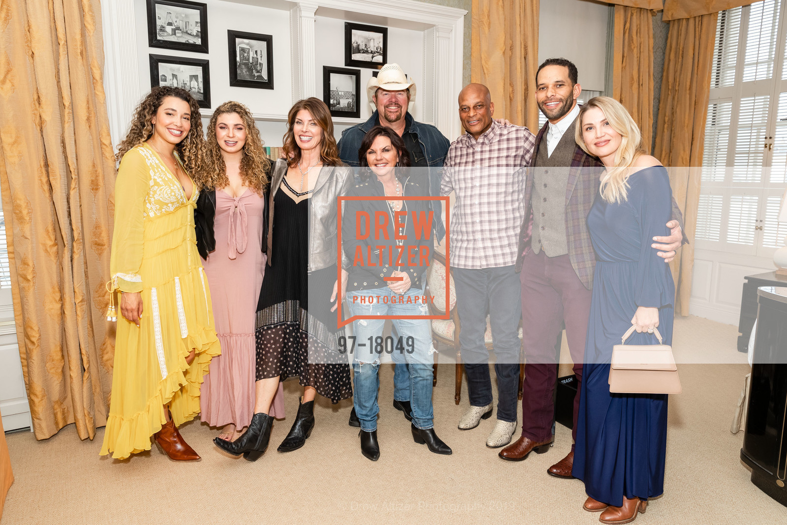 Hailey Lott, Chloe Lott, Karen Lott, Tricia Lucus, Toby Keith, Ronnie Lott, Ryan Nece, Mandy Nece, All-Stars Helping Kids Hosts An Intimate Evening with Toby Keith, Fairmont San Francisco. 950 Mason St, April 5th, 2019, Photo #97-18049 Hailey Lott, Chloe Lott, Karen Lott, Tricia Lucus, Toby Keith, Ronnie Lott, Ryan Nece, Mandy Nece, Photo #97-18049