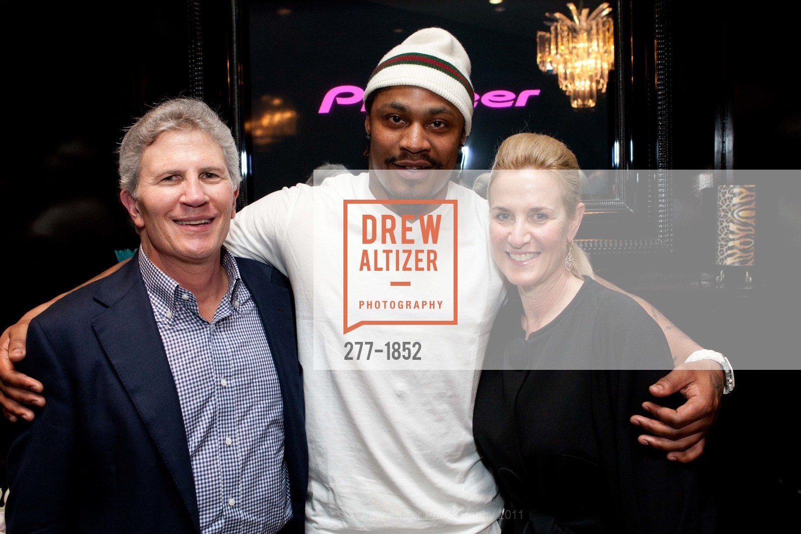 Doug Goldman, Marshawn Lynch, Lisa Goldman, Hollywood Personalities team up with San Francisco-based COMPASS FAMILY SERVICES in Support of Low Income Families, US, March 8th, 2011, Photo #277-1852 Doug Goldman, Marshawn Lynch, Lisa Goldman, Photo #277-1852